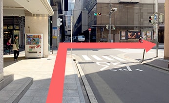 (4) 新阪急ホテルを対面に、右へ曲がる。