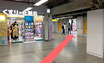 (1) Osaka Metro 御堂筋線梅田駅「北改札」を出て、左手へ。薬局を右に曲がって、ヨドバシ梅田の方へ。