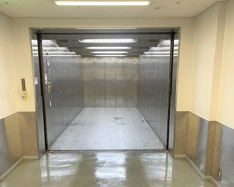 専用大型エレベーター（地下1階⇔3階）