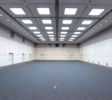 大型商品の展示可能（天井高7m）