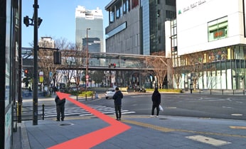 (6) 建物(リンクス梅田)を出たら、信号を渡り「グランフロント大阪」北館と南館の間を真っすぐ進む。